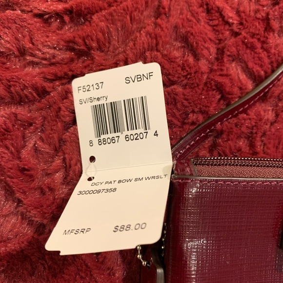 Brand NWT Coach Darcy Patent Bow Small Wristlet - Picture 4 of 6